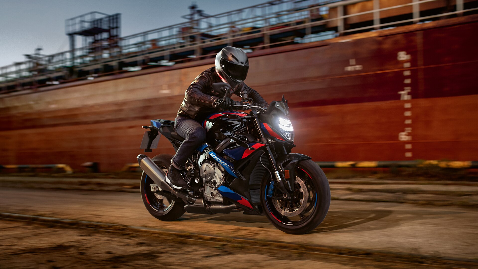 YouTube video ar M 1000 R – BMW Motorrad hiperdinamisko rodsteru