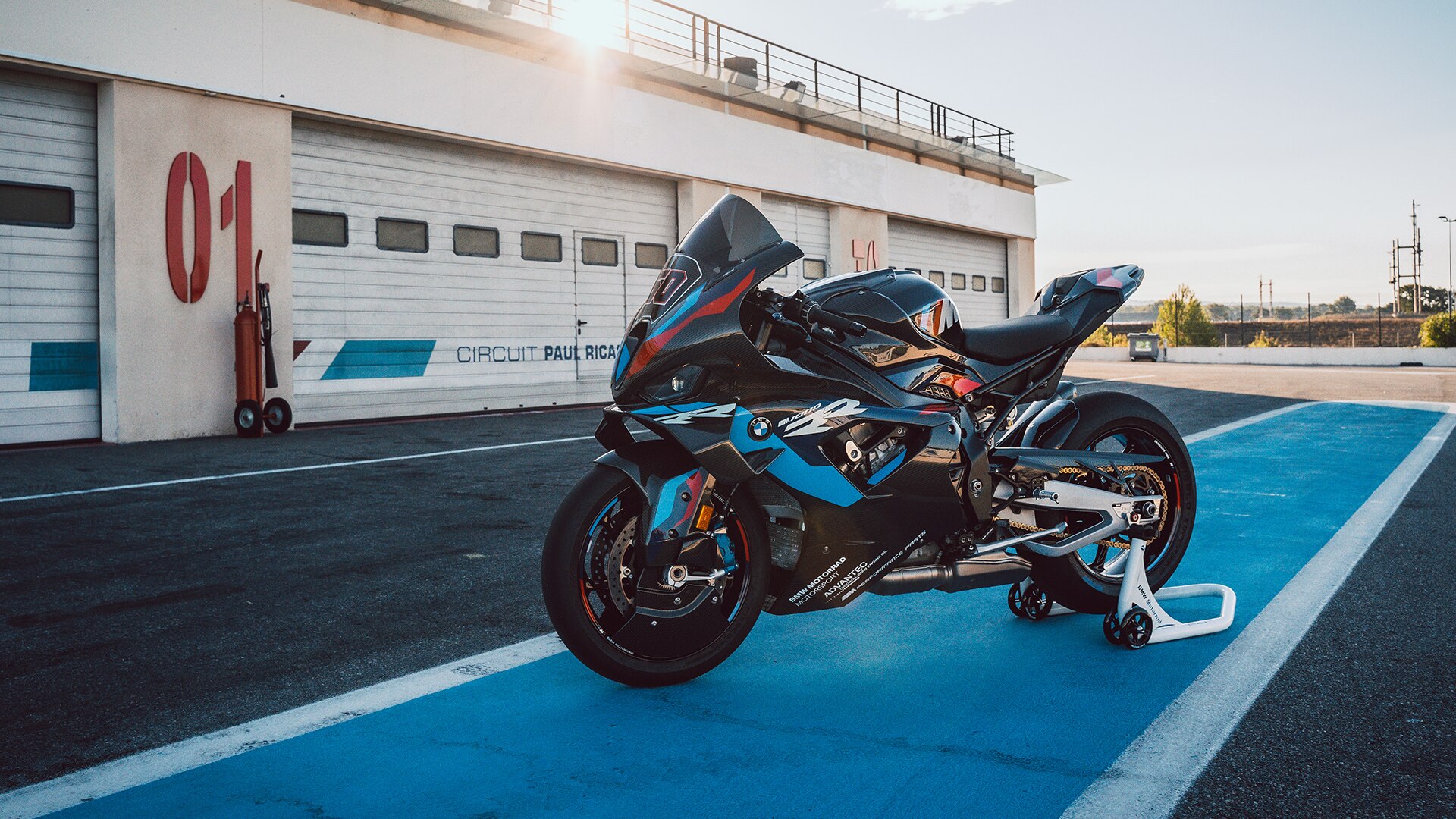 YouTube video ar BMW Motorrad M 1000 RR – superbaiku sacīkšu trasei