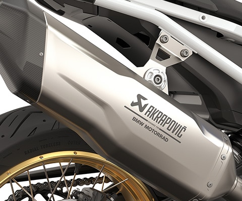 BMW Motorrad F 900 GS ar Akrapoviča aizmugurējo trokšņa slāpētāju