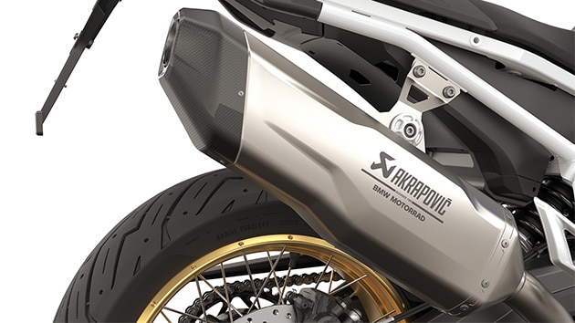 BMW Motorrad F 900 GS ar Akrapoviča aizmugurējo trokšņa slāpētāju