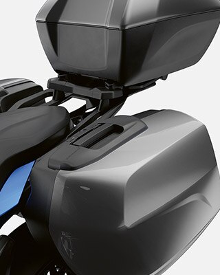 Redzam BMW F 900 XR bagāžas uzglabāšanas iespējas.