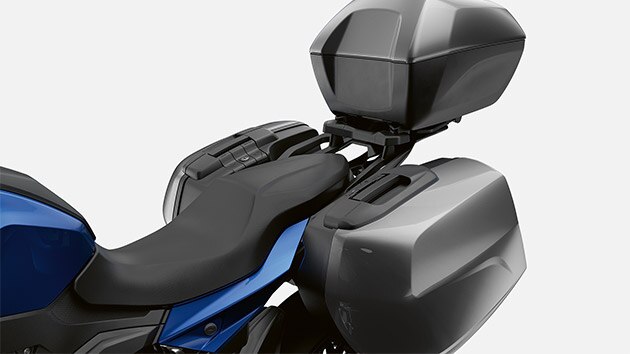 Redzam BMW F 900 XR bagāžas uzglabāšanas iespējas.