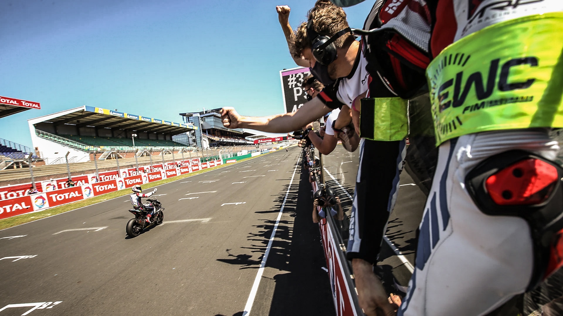 Vairāki sacīkšu motocikli trasē