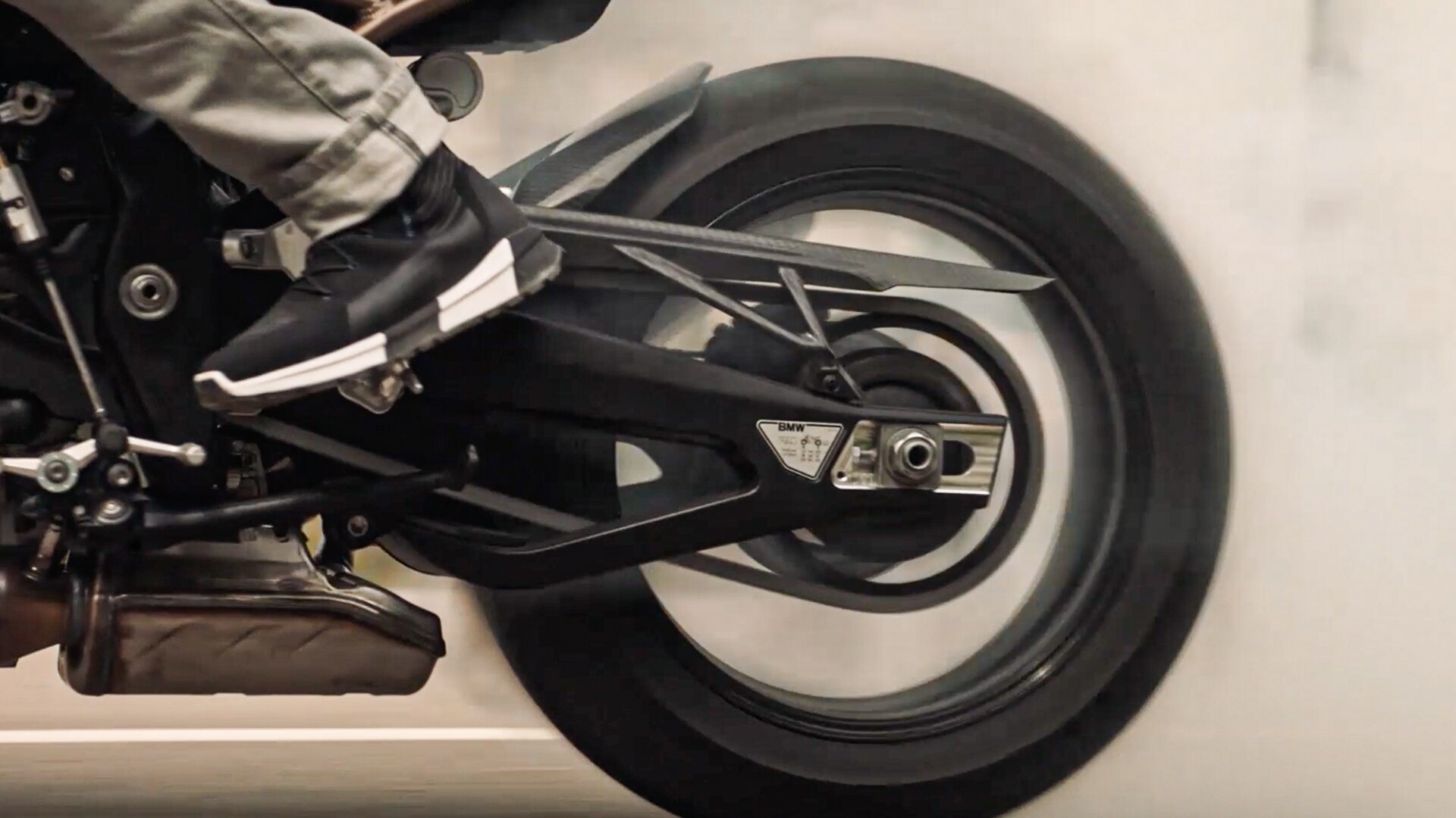 Redzam S 1000 R braucam ar spolējošām riepām.