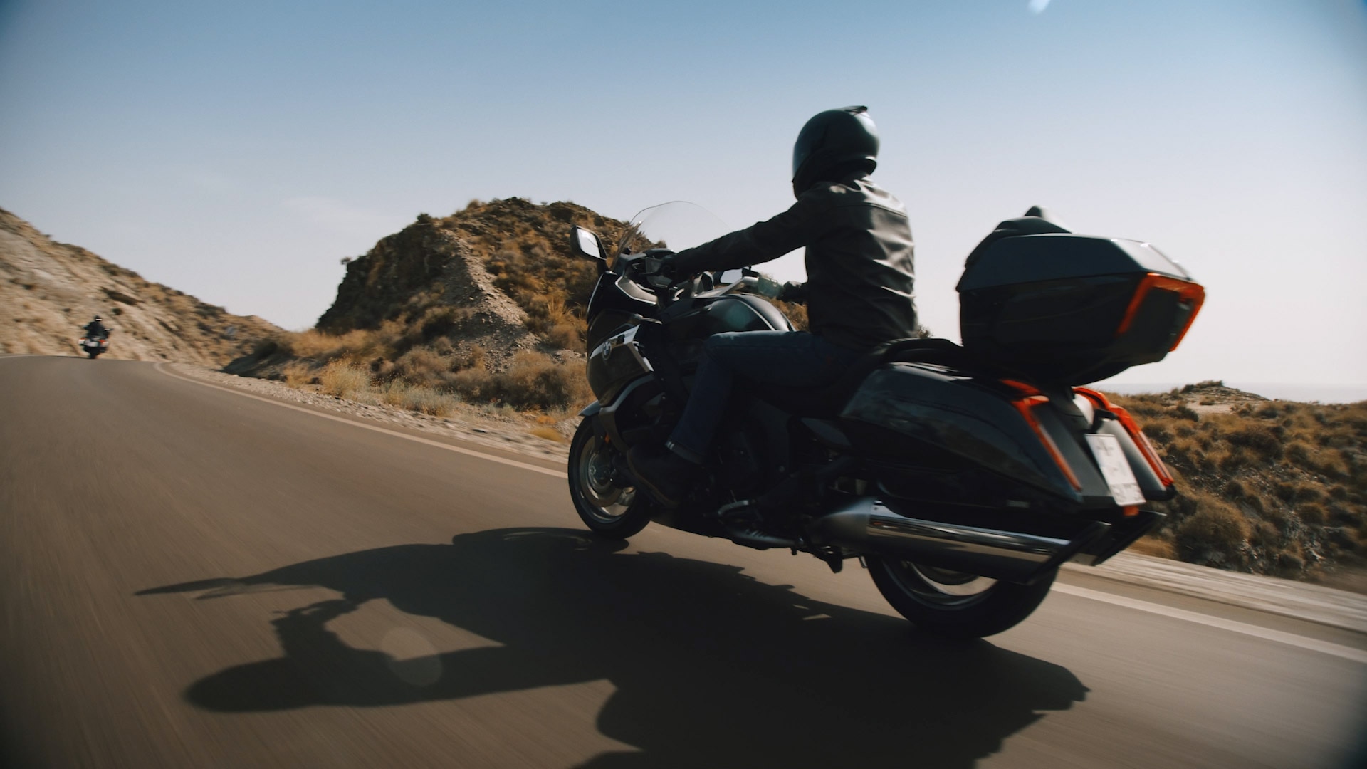 Kadri ar BMW K 1600 Grand America kustībā.