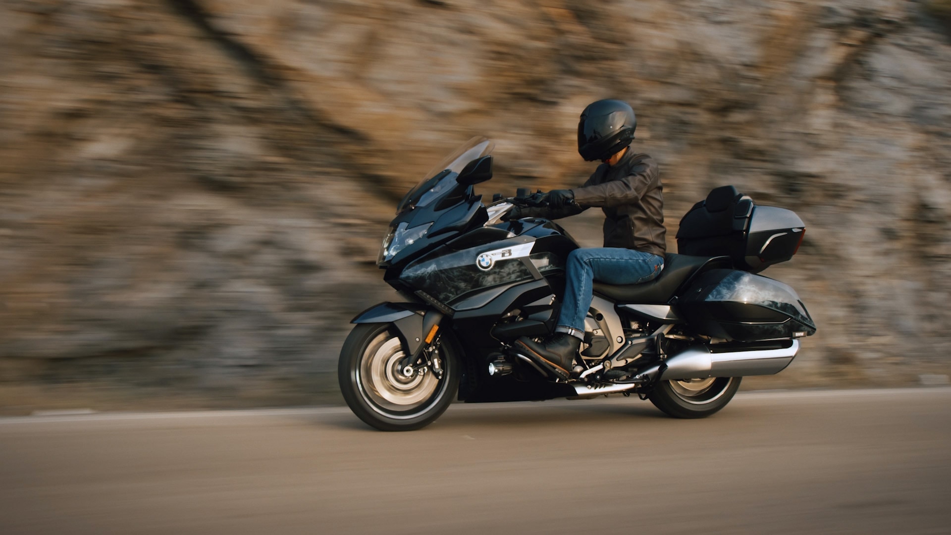 Kadri ar BMW K 1600 Grand America kustībā.