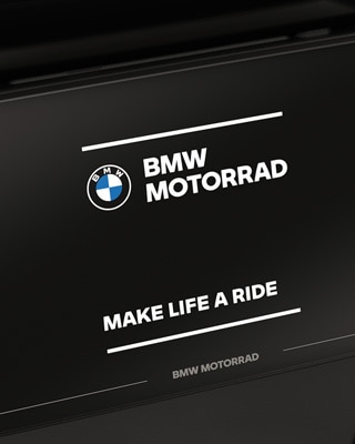 Fokusā krāsu displejs ar BMW Motorrad sākuma ekrānu.