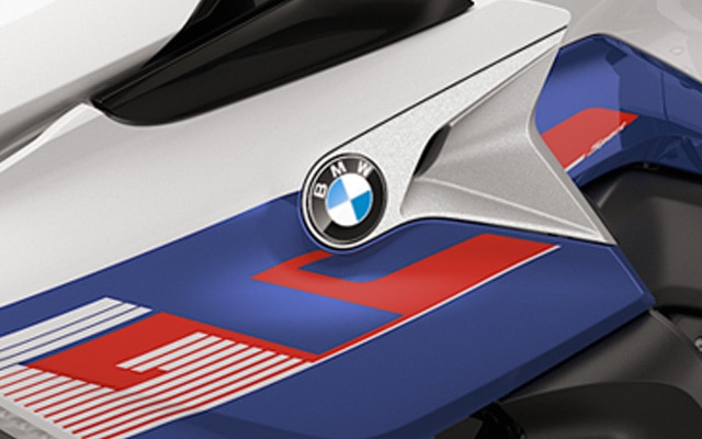 K 1600 GT Light White/metāliskā Racing Blue/Racing Red krāsā.