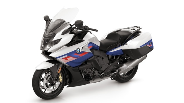 K 1600 GT Light White/metāliskā Racing Blue/Racing Red krāsā.